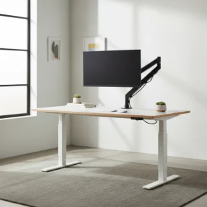 Ergotron TRACE monitorarm op een opgeruimde ergonomische werkplek