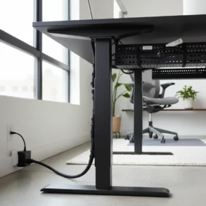 Een ergonomisch sta-bureau met perfect weggewerkte kabels en kabelmanagement oplossingen