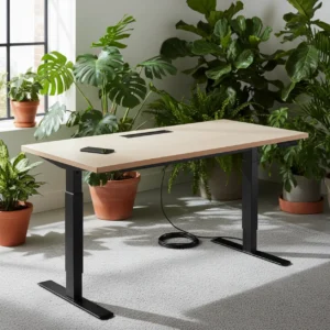 Modern slim sta-bureau zonder knoppen in een stijlvolle thuiswerkplek