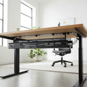 Een strakke thuiswerkplek met perfect kabelmanagement weggewerkt onder een houten zit-sta bureau.