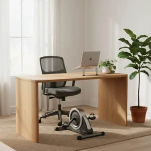 Een moderne fietstrainer en deskcycle onder een bureau in een strak ingericht thuiskantoor.