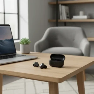 De draadloze Razer Hammerhead V3 HyperSpeed oordopjes op een modern bureau voor de perfecte thuiswerkplek.