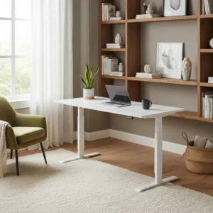 Een wit Herman Miller Motia zit sta bureau in een modern ingericht thuiskantoor.