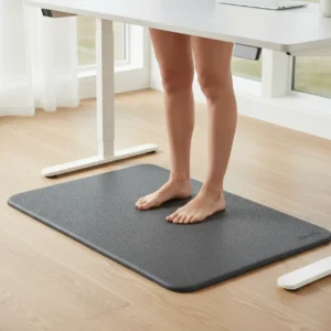 Een hoogwaardige antislip sta-mat in een modern thuiskantoor die het probleem van een schuivende sta-mat oplost.